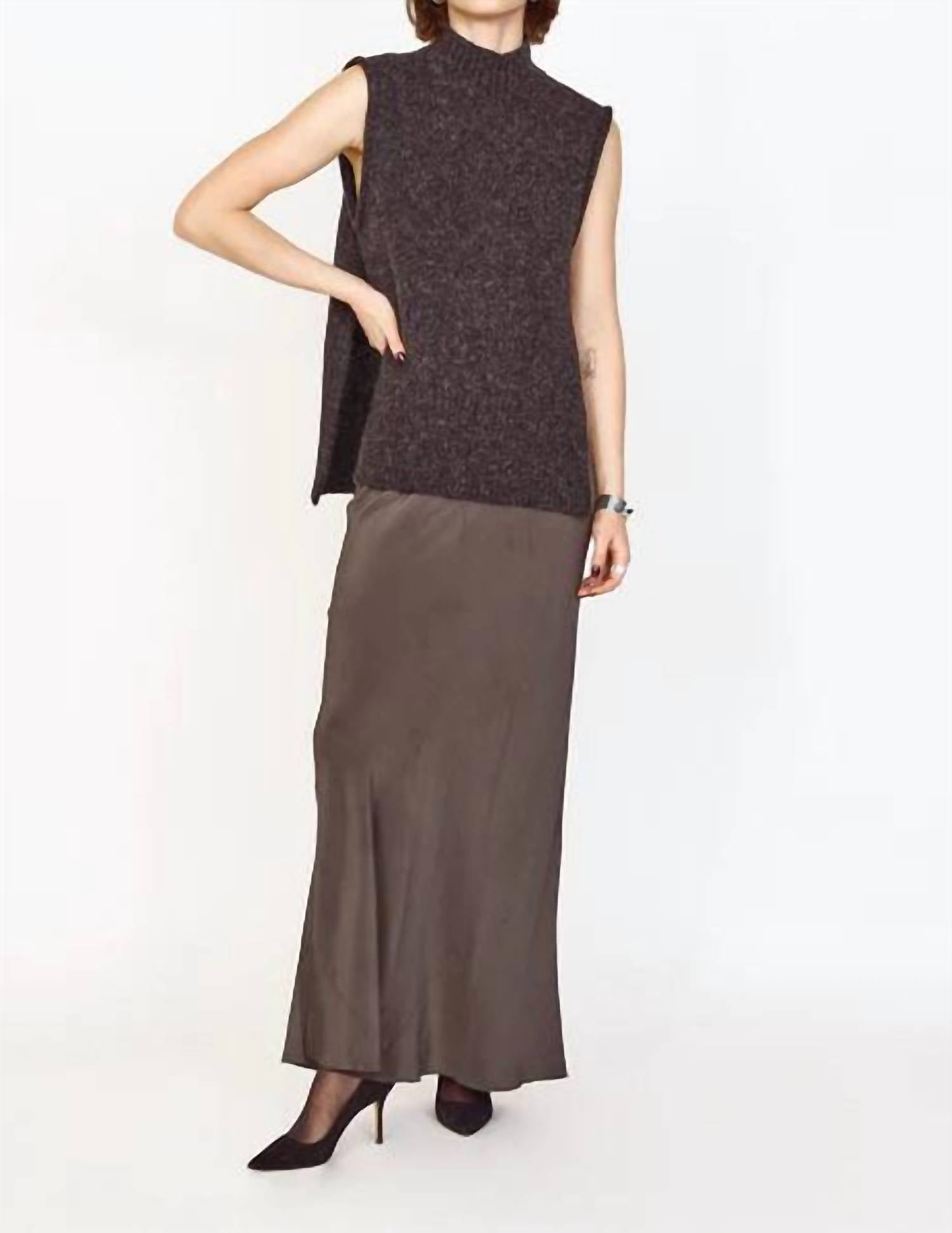 Aspen Sweater Vest In Charcoal